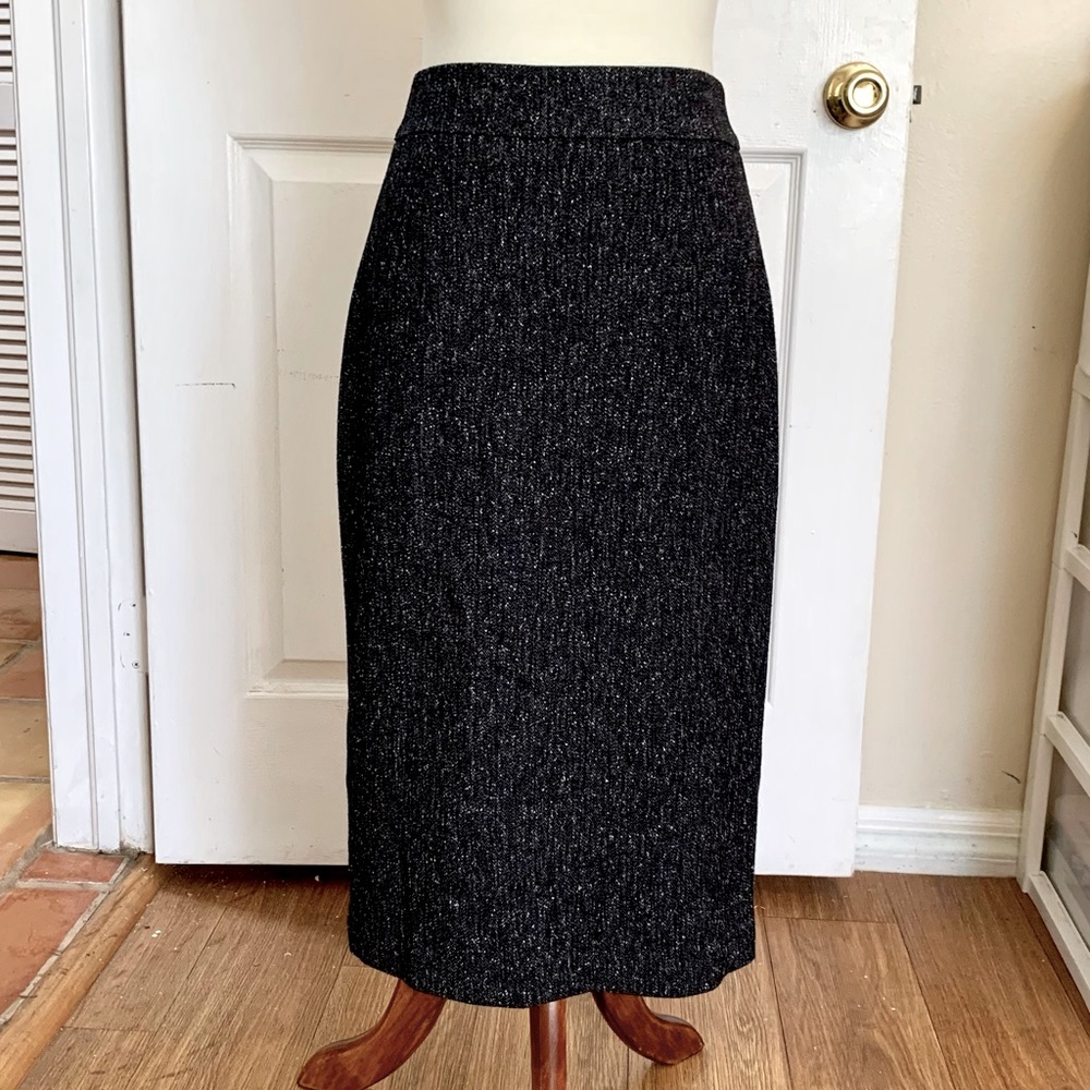 TAHARI Pencil Skirt Knee Length. Black Specks. Size 4